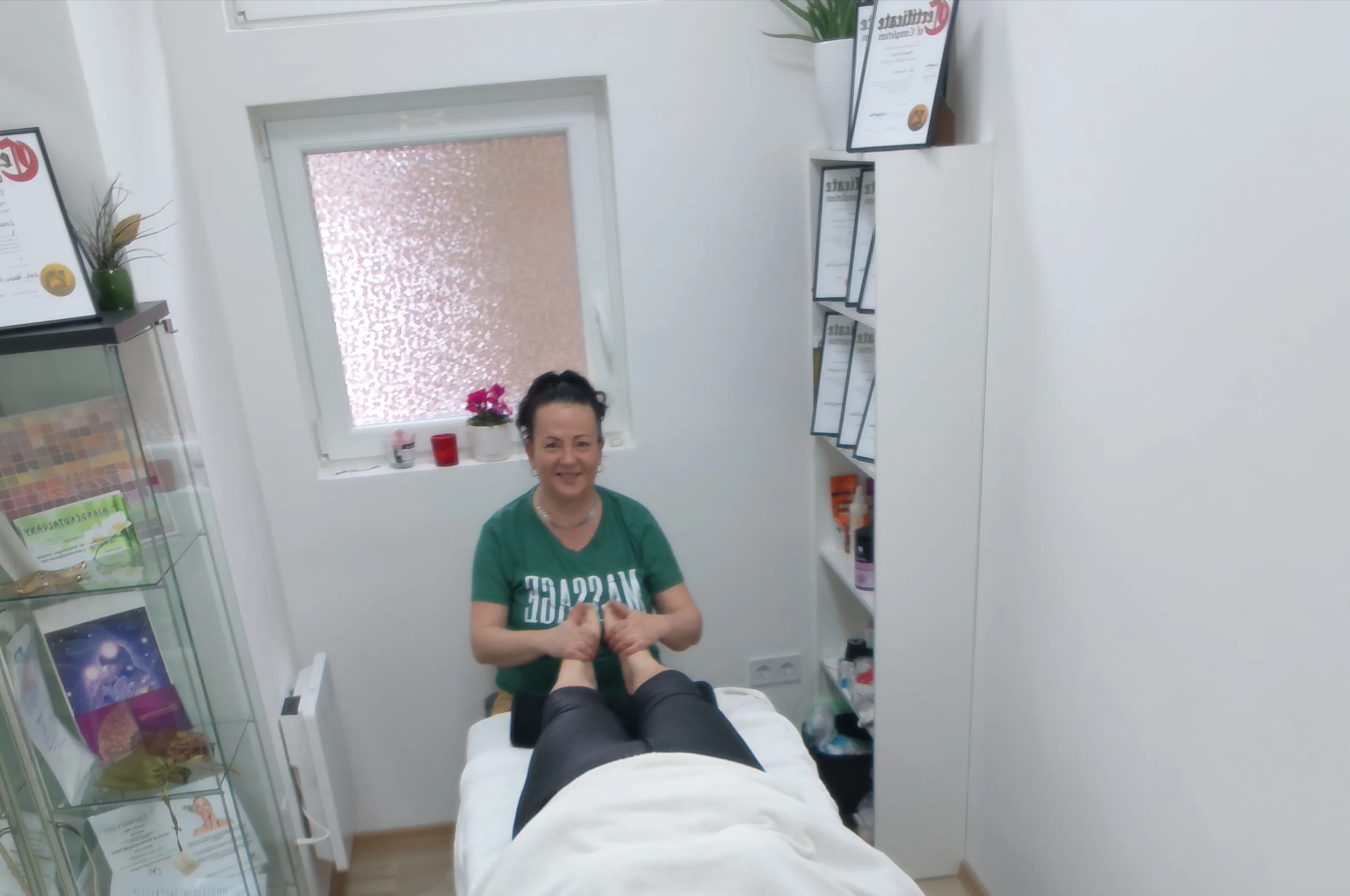 Gyógymasszázs közben — meleg, természetes fény